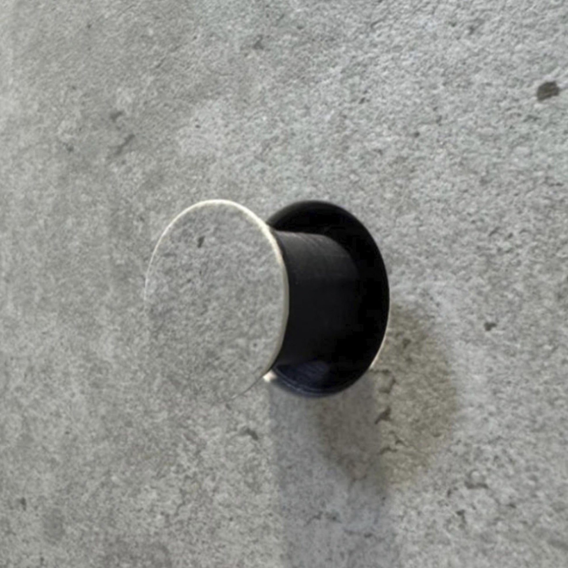 EDPLIT hidden towel holder extended with push-button mechanism on tiled wall